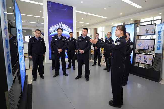 扬鞭自奋蹄 奋斗正当