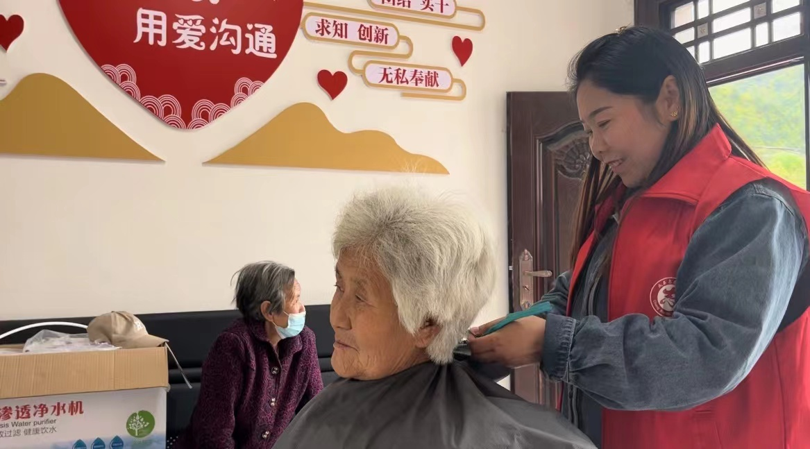 甘肃成县:义务理发让