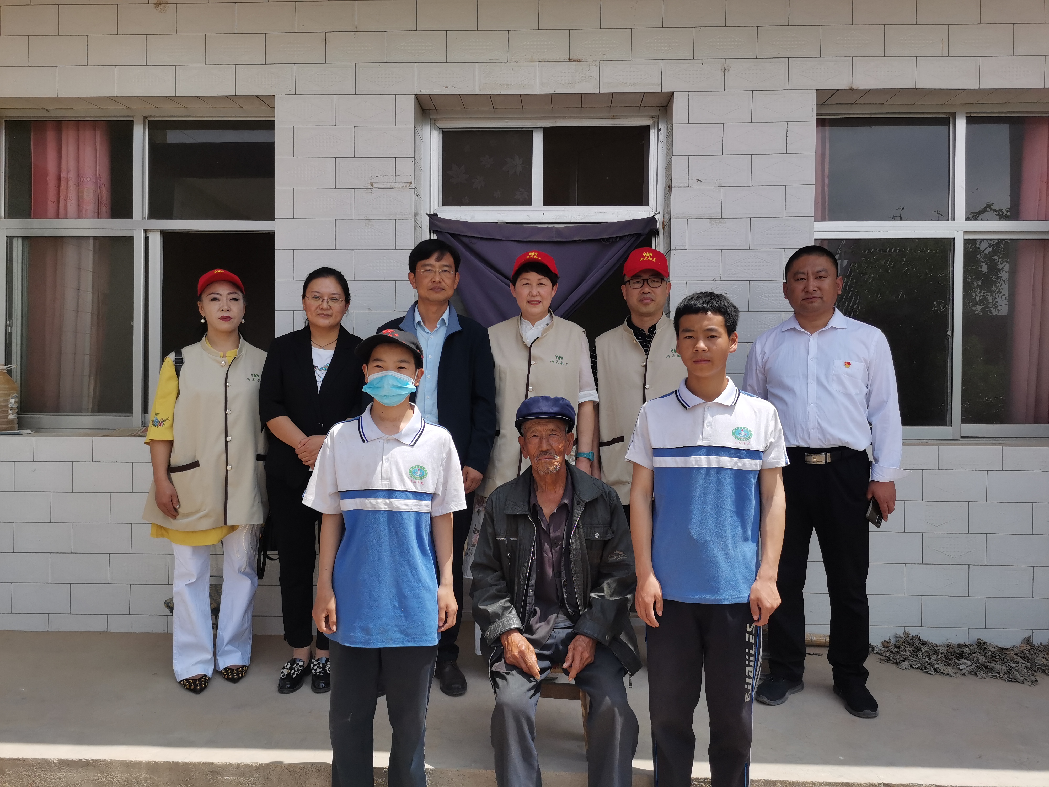 失去双亲双胞胎小哥俩