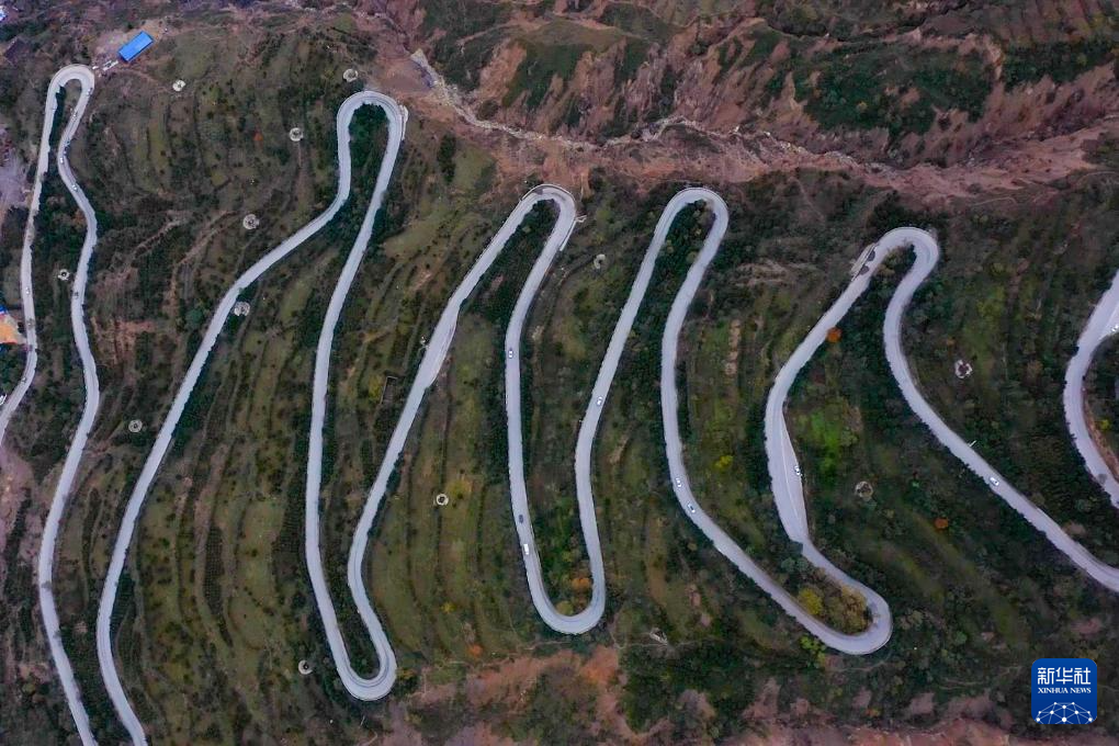 十二道拐,海拔2100多米